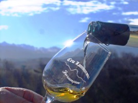 A glass of Cru Lamouroux full of sunlight – Jurançon A glass of Cru Lamouroux full of sunlight – Jurançon